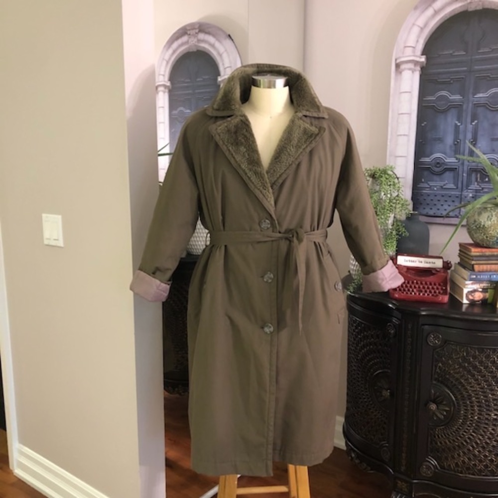 Vintage ladea import Light brown trench coat w/faux fur lining size 11/12 w tie